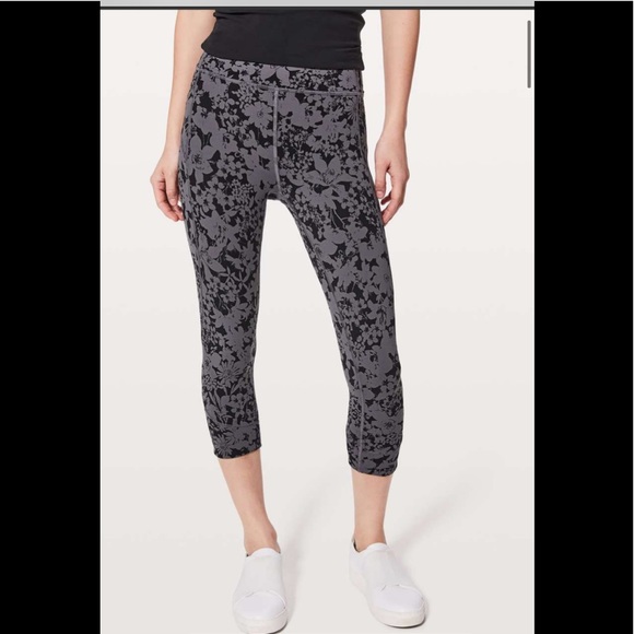 Lululemon In Movement Crop *Everlux 19" - Picture 2 of 7